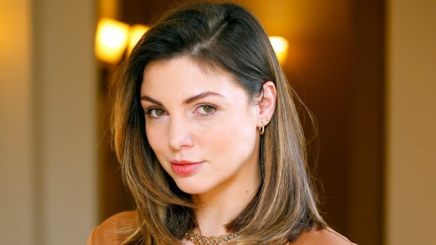 RMF Extra: Karolina Gorczyca niemal naga czeka na śnieg. Aktorka zapozowała w samym płaszczu 