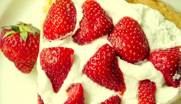 RMF Extra: Truskawki już są. Czas na naleśniki z truskawkowym sosem