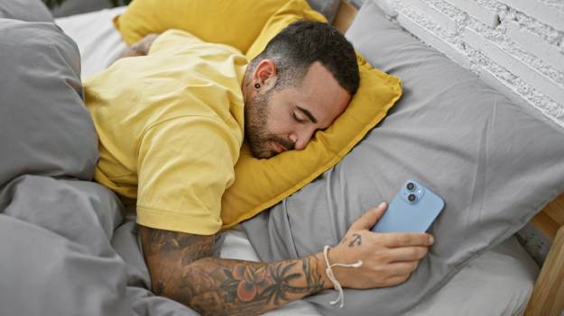 RMF Extra: Śpisz z telefonem przy łóżku? Specjalista mówi: „twój mózg się nie regeneruje i rozwijasz poważne zaburzenia snu”