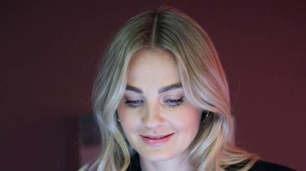 RMF Extra:  Małgorzata Socha kokietuje na nowym zdjęciu. Głęboki dekolt kradnie całą uwagę 