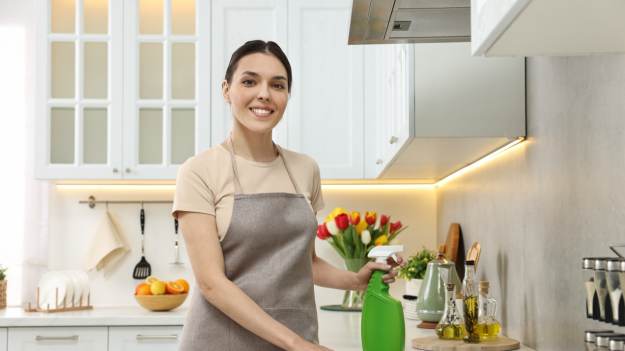 RMF Extra: Jak wyczyścić szklaną płytę indukcyjną, by wyglądała jak nowa? Wystarczy 1 składnik z kuchni! Eksperci nie pozostawiają wątpliwości