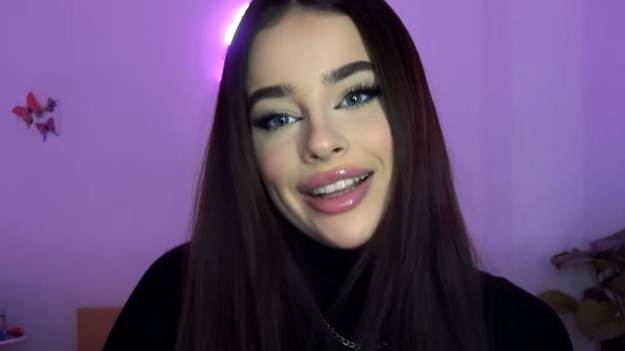 RMF Extra: Fagata odsłania pośladki w różowej bieliźnie. Internauci zachwyceni: "Petarda" [FOTO]