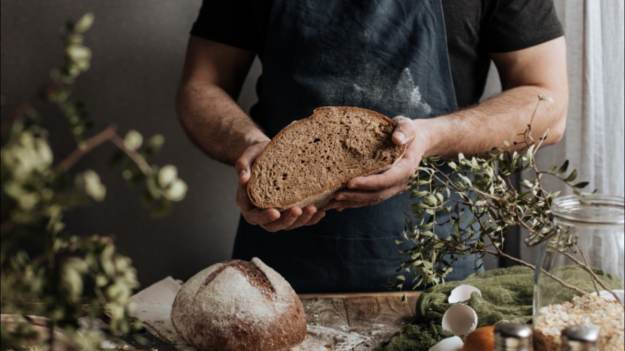RMF Extra: Chleb na zakwasie czy pełnoziarnisty? Sprawdzamy, który z nich jest lepszy!
