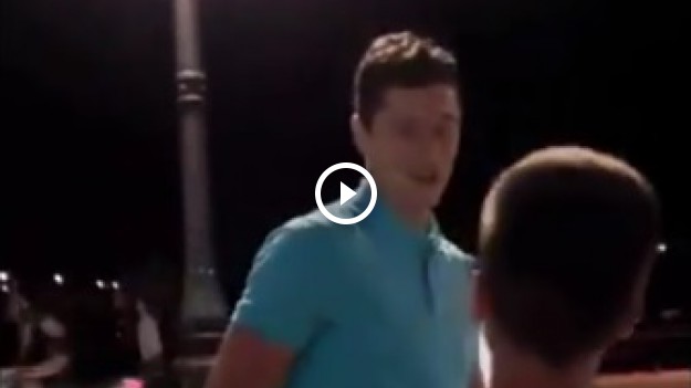 RMF Extra: Robert Lewandowski gra w piłkę z greckimi dziećmi!