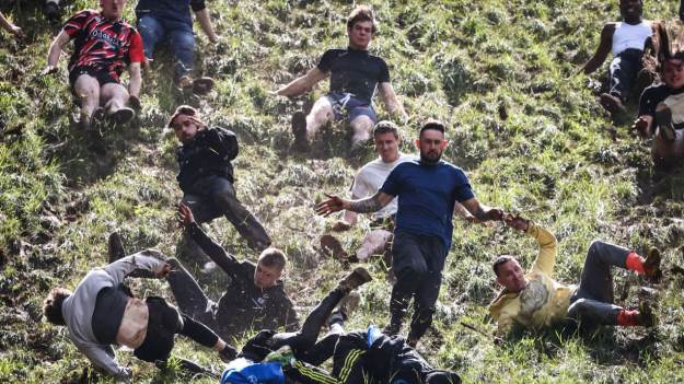 RMF Extra: Tłum pobiegł za serem w Gloucestershire! To najdziwniejszy konkurs na świecie? [WIDEO]