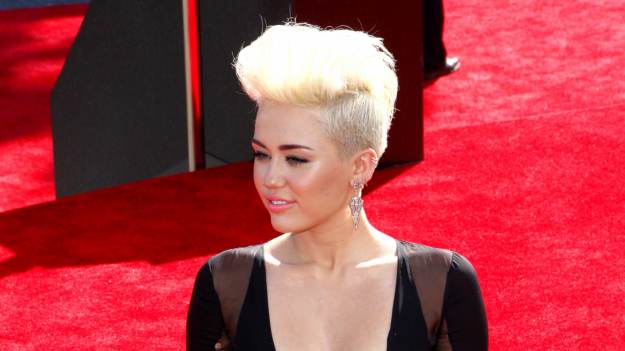 RMF Extra: Miley Cyrus w głębokim dekolcie. Świętuje sukces utworu "Flowers" [FOTO] 