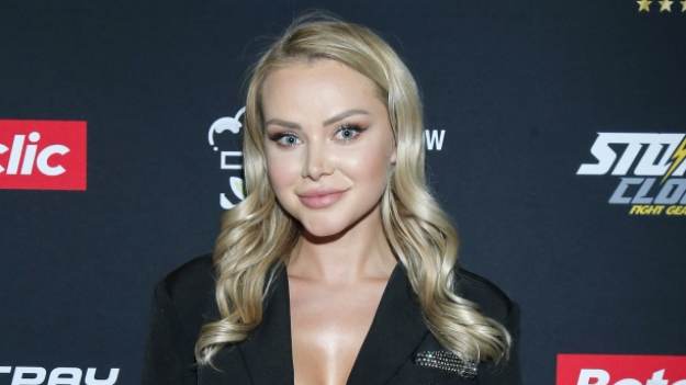 RMF Extra: Ola Ciupa w lateksowej mini. Głęboki dekolt odsłania biust prezenterki. "Rakieta"