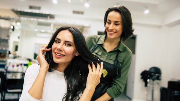 RMF Extra: Czy przycinanie włosów wzmacnia je? Specjaliści nie pozostawiają wątpliwości