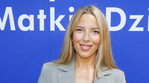 RMF Extra: Ewa Chodakowska seksownie pręży fit pośladki. "Skutek uboczny zdrowego stylu życia" [WIDEO]