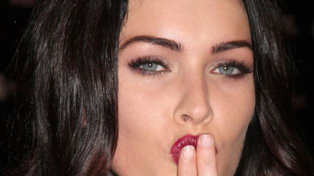 RMF Extra: Nagie pośladki i odsłonięty biust. Tak w środku lasu, niczym nimfa, pozowała Megan Fox [FOTO]