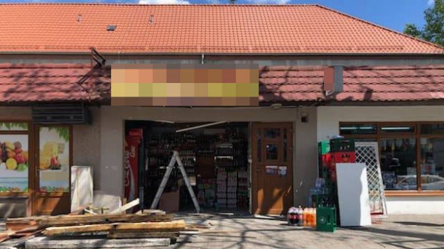 RMF Extra: Spektakularne włamanie w Wałczu. Pijana kobieta wjechała w sklep monopolowy, ukradła butelkę wódki i odjechała