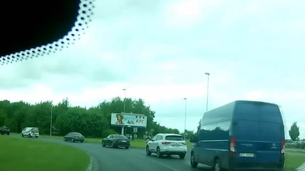 RMF Extra: Kobieta weszła pod koła samochodu! Kierowca zareagował w ostatniej chwili i zamieścił nagranie ku przestrodze. Internauci podzieleni [WIDEO]