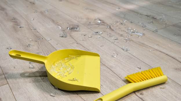 RMF Extra: Gdzie wyrzucić potłuczone szkło? Wielu Polaków robi to źle!