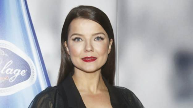 RMF Extra: Joanna Jabłczyńska zniewala. 36-latka odsłania wdzięki w odważnej stylizacji! Fani: "Bogini"