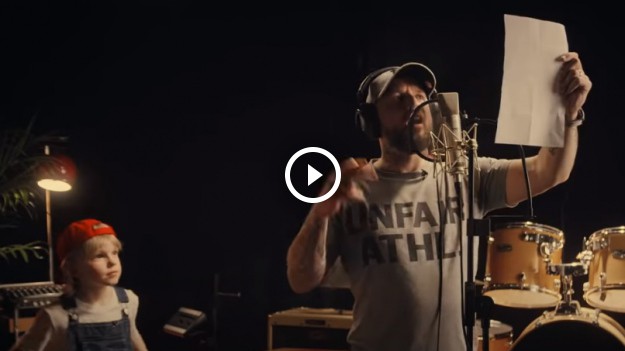 RMF Extra: Peja w zaskakującym wydaniu! Raper rapuje o... krasnoludkach [WIDEO]