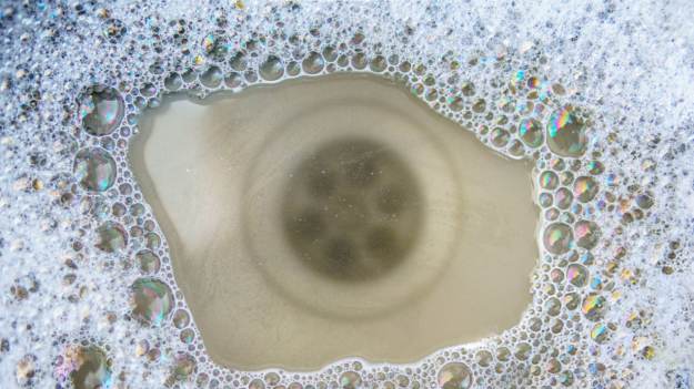 RMF Extra: Wrzuć to do zlewu po smażeniu. Dziecinnie prosty sposób na czysty odpływ 