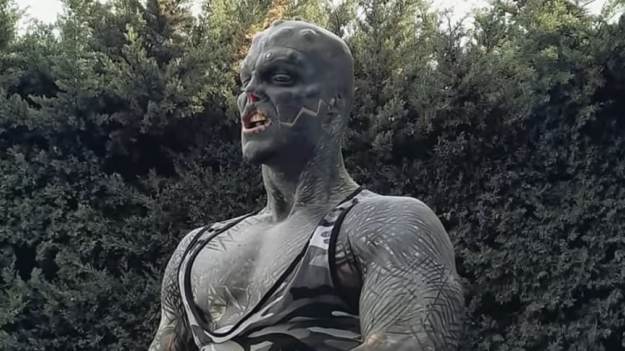 RMF Extra: Usunął sobie część nosa, uszy i kilka palców. Francuz chce zamienić się w "kosmitę" [FOTO]