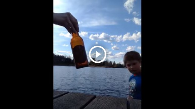 RMF Extra: Dobry pomysł na zabawę na kąpielisku? Matka z synem wrzucają butelki po alkoholu do wody...