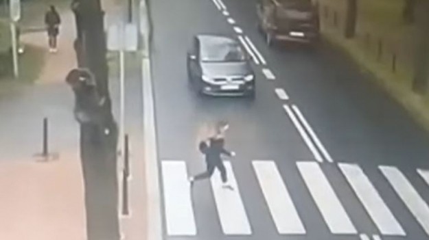 RMF Extra: Nastolatka przeleciała kilka metrów po jezdni! Szokujące nagranie z wypadku w Gliwicach [WIDEO]