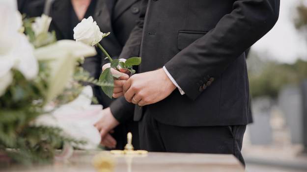 RMF Extra: Rząd podnosi zasiłek pogrzebowy. Zmiany od stycznia 2026