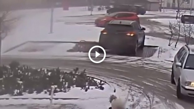 RMF Extra: Karkołomna próba wyjechania z parkingu zakończona niepowodzeniem. Wpadła pod koła własnego samochodu