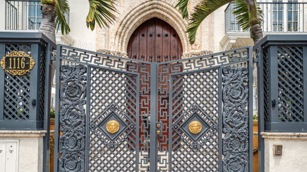 RMF Extra: W rezydencji Versace odnaleziono dwa ciała. Makabryczne odkrycie dzień przed rocznicą śmierci projektanta 