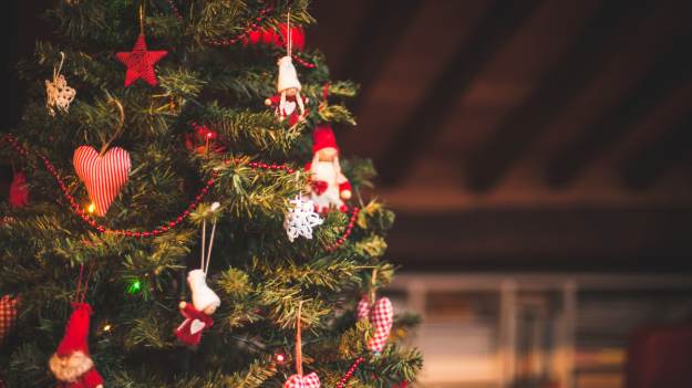 RMF Extra: Jak ubrać choinkę w 2023 roku? Króluje styl rustykalny i metaliczne dodatki!