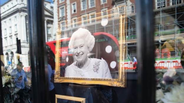 RMF Extra: Jak wygląda miejsce spoczynku królowej Elżbiety II? Monarchini została pochowana obok księcia Filipa i rodziców [ZDJĘCIE]