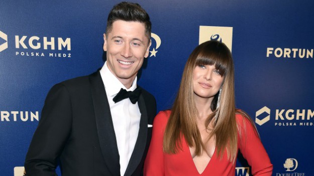 RMF Extra: Lewandowscy w odważnej sesji! Robert pręży muskuły, a Anna prezentuje zgrabną sylwetkę. Te zdjęcia to hit! 