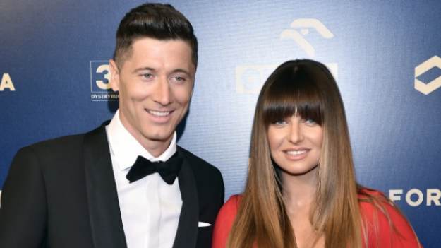 RMF Extra: Lewandowscy całują się na stadionie! Tak świętowali wielki sukces reprezentacji [FOTO]