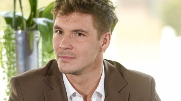 RMF Extra: Mikołaj Roznerski na zdjęciu z piękną blondynką. "Będzie coś z tego?"