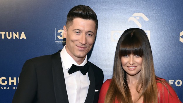 RMF Extra: Anna i Robert Lewandowscy na weselu. Sukienka trenerki robi wrażenie!