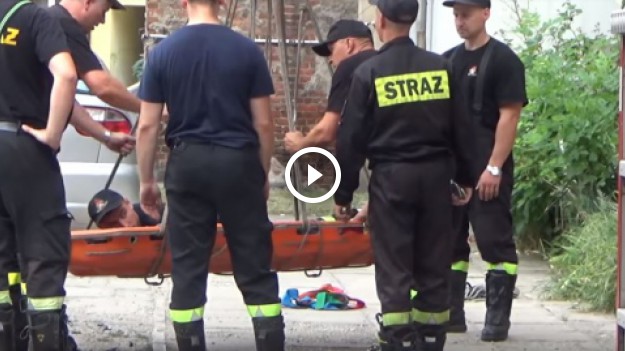 RMF Extra: Ważąca 220 kg kobieta nie mogła wydostać się z domu do szpitala. Wezwano straż pożarną
