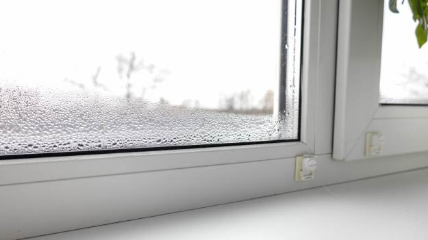 RMF Extra: Woda skrapla się na oknach? Weź jedną rzecz z kuchni  