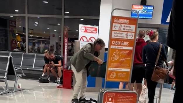 RMF Extra: Miał za duży bagaż podręczny. Znalazł nietypowe rozwiązanie. Nagranie obiegło sieć [WIDEO]