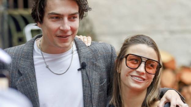 RMF Extra: Julia Wieniawa i Nikodem Rozbicki razem. Aktorka wpadła w ramiona ukochanego. Wszystko się nagrało! 