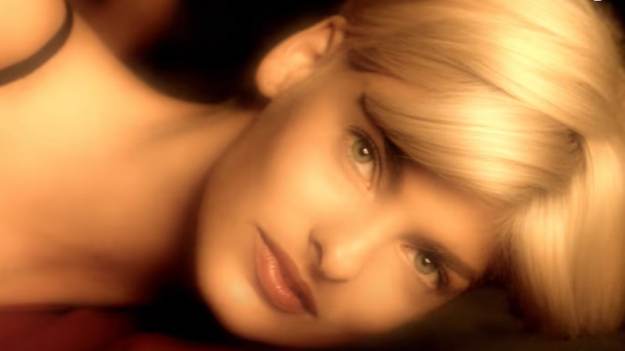 RMF Extra: Linda Evangelista została "brutalnie oszpecona". Wiele lat się ukrywała. Teraz pokazała twarz na okładce [FOTO]