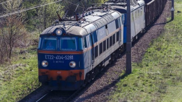 RMF Extra: Dla żartu zrzucili wersalkę pod koła pociągu... Grozi im 8 lat więzienia!