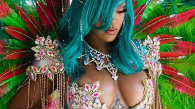 RMF Extra: Półnaga Rihanna świętuje dożynki na Barbadosie. Widać, że przytyła?