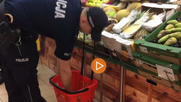 RMF Extra: Policjanci pomogli niewidomemu w zakupach. Nikt inny nie chciał wcześniej przyjść z pomocą!