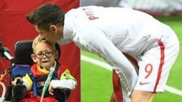 RMF Extra: To zdjęcie poruszyło świat. Robert Lewandowski spełnił marzenie niepełnosprawnego Franka