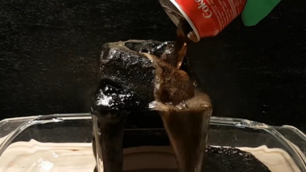 RMF Extra: To przerażające, co dzieje się w żołądku po wypiciu Coli!