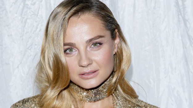 RMF Extra: Małgorzata Socha śmiało eksponuje swój dekolt w oryginalnej kreacji! Gwiazda "Przyjaciółek" pokazała za dużo? 