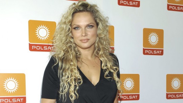 RMF Extra: Joanna Liszowska zrezygnowała ze stanika. Aktorka kusi głębokim dekoltem!