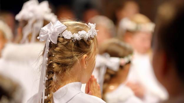 RMF Extra: Tak wystroili dziewięciolatkę na Komunię. Internauci krytykują: "Byłam pewna, że ona bierze ślub" [WIDEO] 