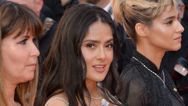 RMF Extra: Salma Hayek wie, jak zwrócić na siebie uwagę! Aktorka odsłoniła swoją gwiazdę... i nie tylko! [FOTO]