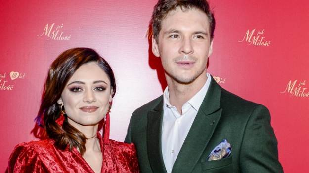 RMF Extra: Adriana Kalska z serialowym partnerem na nowym zdjęciu. To nie Mikołaj Roznerski! "Scenarzystów za bardzo poniosło"