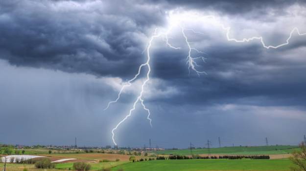 RMF Extra: Burze z gradem w trzech województwach. IMGW wydał ostrzeżenia