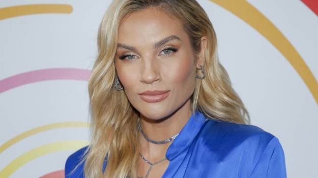 RMF Extra: Karolina Gilon prezentuje opalone ciało. Różowy strój kąpielowy przyciąga wzrok. "Rakieta" - komentują internauci