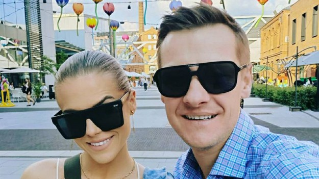 RMF Extra: Piękna żona Marcina Mroczka w ognistym stroju kąpielowym na plaży. Kadry jak ze "Słonecznego patrolu" [ZDJĘCIA]